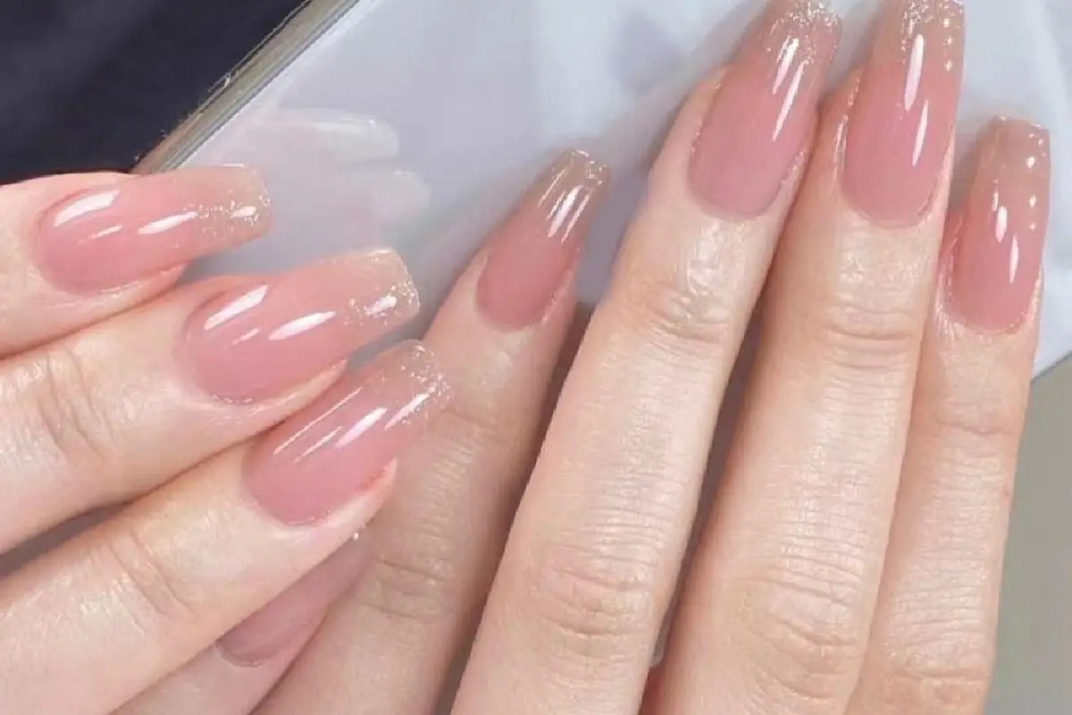 Kynsimuotia 2025: 5 kestävää väriä, jotka pysyvät upeina arjessa