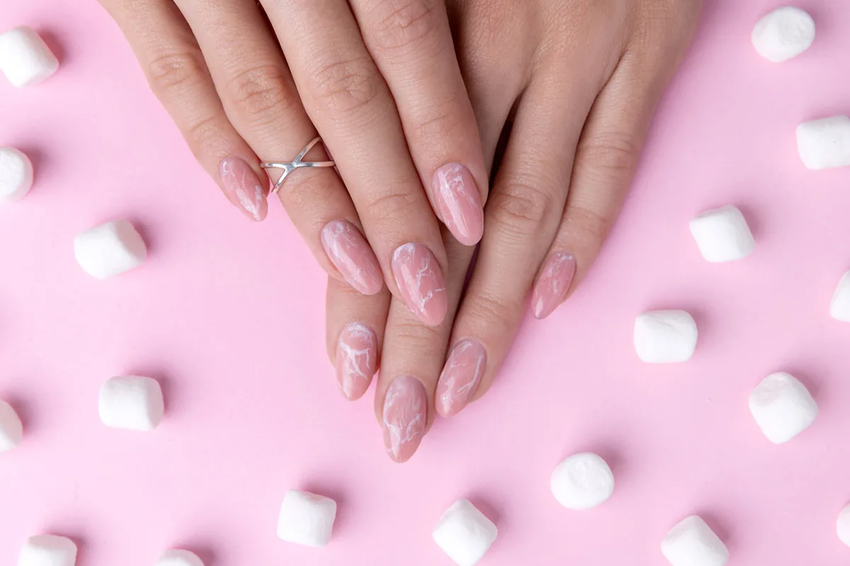 Kynsimuotia 2025: 5 kestävää väriä, jotka pysyvät upeina arjessa