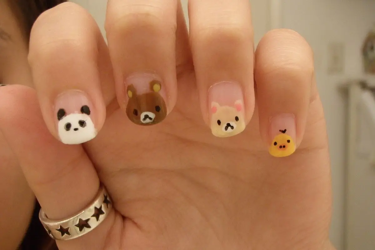 Bolitas de banana y coco: el postre fácil, rápido y saludable que podés preparar en 15 minutos con solo 3 ingredientes Un postre perfecto para los antojitos de media tarde. Compartir en whastapp Compartir en Telegram Bolitas de banana y coco: el postre fácil, rápido y saludable que podés preparar en 15 minutos con solo 3 ingredientesReceta. Fuente: (X). Entretenimiento Dalia Zorribas Por Dalia Zorribas martes, 2 de septiembre de 2025 · 05:37 Como ya sabemos, desde hace varios años hay una creciente conciencia sobre la salud y la necesidad de llevar una dieta equilibrada para tener una buena calidad de vida. Sin embargo, eso no significa tener que resignar el sabor cuando se antoja algo dulce. Comer rico y saludable es posible. Tomá nota de esta receta de bolitas de banana y coco, ideal para cuando desees un postre sabroso y liviano. Además de ser deliciosa, esta receta es muy fácil de hacer, ya que las bolitas de banana y coco se preparan sin horno, lo que las transforma en una alternativa nutritiva y muy rápida. La base del snack es la fruta y el coco es lo que le añade grasa saludable y más sabor. También podés incorporar avena o frutos secos para dar más textura y valor nutricional. Esta receta solo lleva cuatro ingredientes. Fuente: (Instagram) Receta de bolitas de banana y coco Ingredientes 1 banana madura Coco rallado Chocolate Sal en escamas. Paso a paso de la receta Primero, pelá la banana y hacé un puré con un tenedor. Una vez listo, agregá el coco rallado de a poco, mezclando hasta formar una masa espesa. Incorporá a la receta en pequeñas cantidades. Cuando la masa esté densa y manejable, tomá porciones con las manos y formá bolitas del tamaño que prefieras. Podés agregarle frutos secos para decorar y realzar su sabor. Fuente: (Instagram) Seguidamente, picá el chocolate con un cuchillo y llevalo a un bol apto para microondas. Derretilo en intervalos cortos de tiempo, removiendo entre cada pausa para evitar que se queme o se pegue. Es importante mezclar continuamente para lograr una textura suave y pareja. Solo necesitás 15 minutos para lograr estas deliciosas bolitas de banana y coco. Fuente: (X) Colocá las bolitas sobre un plato y volcá el chocolate fundido sobre ellas. Cuando estén completamente bañadas, llevalas a la heladera para que el chocolate se endurezca y la preparación esté firme. Si te gustan las comidas y postres agridulces, podés agregar escamas de sal para darle un sabor excepcional. Cuando estén frías, ya están listas para degustar. Si preferís guardarlas para más adelante, colocá las bolitas en un recipiente hermético y llevá al congelador: así se conservarán durante varios días.