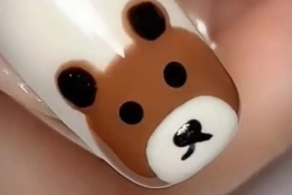 Bolitas de banana y coco: el postre fácil, rápido y saludable que podés preparar en 15 minutos con solo 3 ingredientes Un postre perfecto para los antojitos de media tarde. Compartir en whastapp Compartir en Telegram Bolitas de banana y coco: el postre fácil, rápido y saludable que podés preparar en 15 minutos con solo 3 ingredientesReceta. Fuente: (X). Entretenimiento Dalia Zorribas Por Dalia Zorribas martes, 2 de septiembre de 2025 · 05:37 Como ya sabemos, desde hace varios años hay una creciente conciencia sobre la salud y la necesidad de llevar una dieta equilibrada para tener una buena calidad de vida. Sin embargo, eso no significa tener que resignar el sabor cuando se antoja algo dulce. Comer rico y saludable es posible. Tomá nota de esta receta de bolitas de banana y coco, ideal para cuando desees un postre sabroso y liviano. Además de ser deliciosa, esta receta es muy fácil de hacer, ya que las bolitas de banana y coco se preparan sin horno, lo que las transforma en una alternativa nutritiva y muy rápida. La base del snack es la fruta y el coco es lo que le añade grasa saludable y más sabor. También podés incorporar avena o frutos secos para dar más textura y valor nutricional. Esta receta solo lleva cuatro ingredientes. Fuente: (Instagram) Receta de bolitas de banana y coco Ingredientes 1 banana madura Coco rallado Chocolate Sal en escamas. Paso a paso de la receta Primero, pelá la banana y hacé un puré con un tenedor. Una vez listo, agregá el coco rallado de a poco, mezclando hasta formar una masa espesa. Incorporá a la receta en pequeñas cantidades. Cuando la masa esté densa y manejable, tomá porciones con las manos y formá bolitas del tamaño que prefieras. Podés agregarle frutos secos para decorar y realzar su sabor. Fuente: (Instagram) Seguidamente, picá el chocolate con un cuchillo y llevalo a un bol apto para microondas. Derretilo en intervalos cortos de tiempo, removiendo entre cada pausa para evitar que se queme o se pegue. Es importante mezclar continuamente para lograr una textura suave y pareja. Solo necesitás 15 minutos para lograr estas deliciosas bolitas de banana y coco. Fuente: (X) Colocá las bolitas sobre un plato y volcá el chocolate fundido sobre ellas. Cuando estén completamente bañadas, llevalas a la heladera para que el chocolate se endurezca y la preparación esté firme. Si te gustan las comidas y postres agridulces, podés agregar escamas de sal para darle un sabor excepcional. Cuando estén frías, ya están listas para degustar. Si preferís guardarlas para más adelante, colocá las bolitas en un recipiente hermético y llevá al congelador: así se conservarán durante varios días.