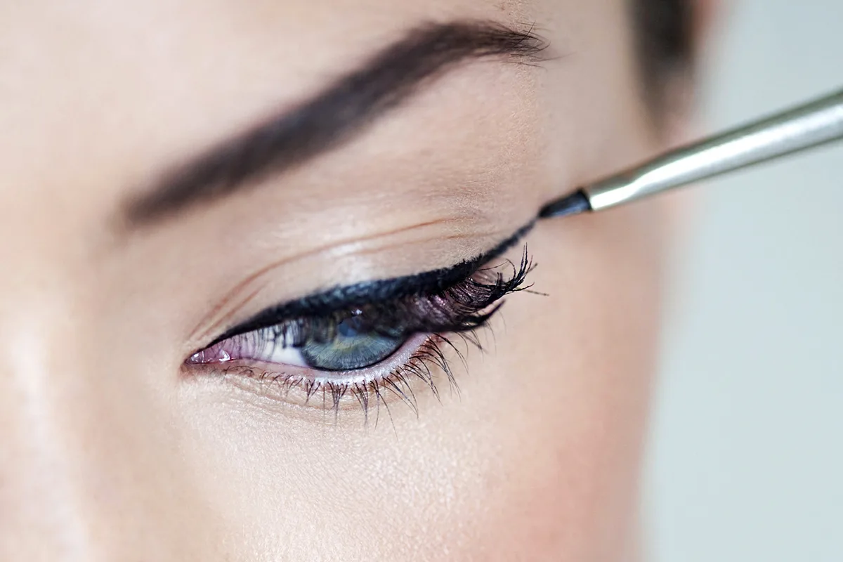 Lopullinen kikka täydelliseen silmämeikkiin laskeutuville luomille: näin onnistut!