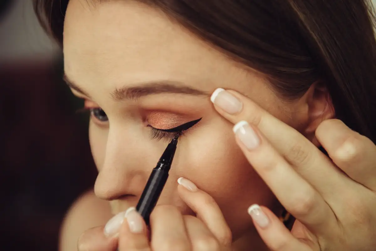 Lopullinen kikka täydelliseen silmämeikkiin laskeutuville luomille: näin onnistut!