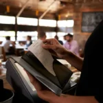 Miksi suomalaiset jakavat laskun tarkasti sentin tarkkuudella: Shokki kansainvälisille ryhmillä