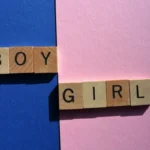 Kuka keksi pukea tytöt pinkkiin ja pojat siniseen?