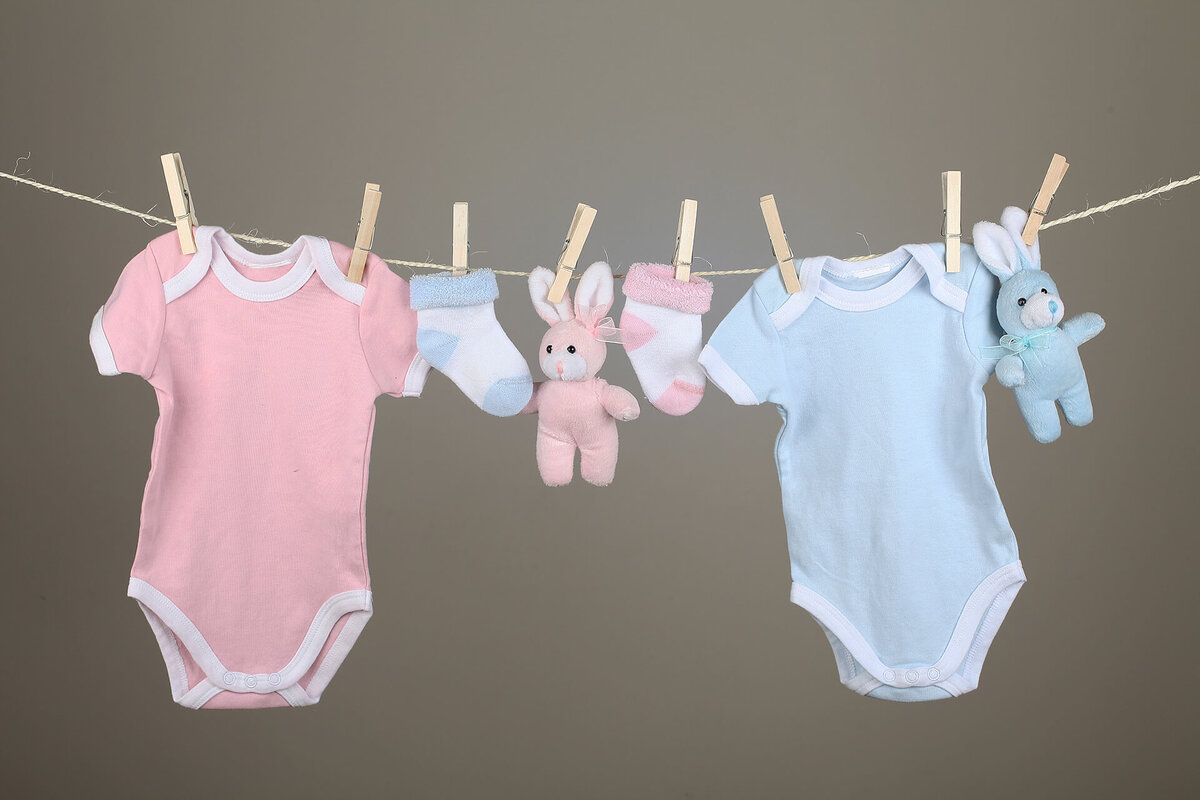 Kuka keksi pukea tytöt pinkkiin ja pojat siniseen?