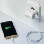 Miksi et saisi jättää latauslaitetta pistorasiaan käytön jälkeen: Asiantuntijoiden varoitukset