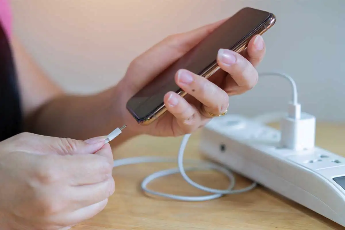 Miksi et saisi jättää latauslaitetta pistorasiaan käytön jälkeen: Asiantuntijoiden varoitukset