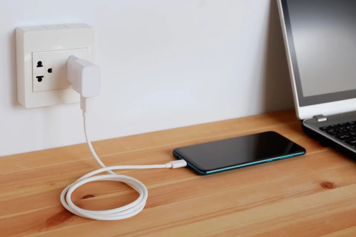 Miksi et saisi jättää latauslaitetta pistorasiaan käytön jälkeen: Asiantuntijoiden varoitukset