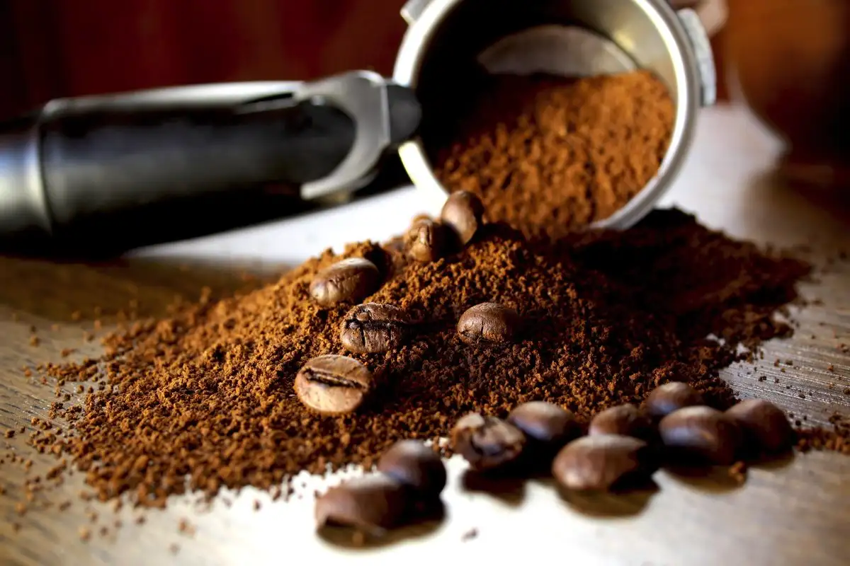 Muuta hiuksesi luonnollisella, kiharaa poistavalla naamioilla, jonka voit valmistaa kotona