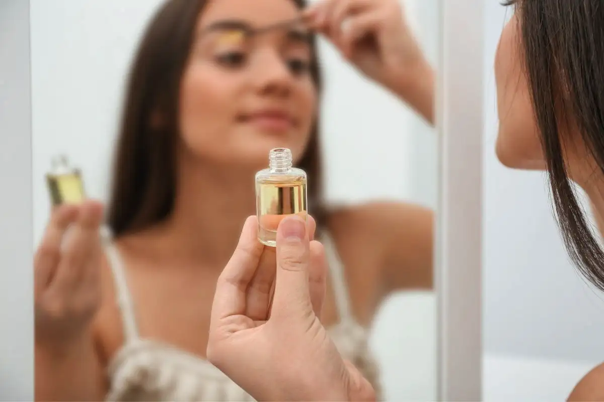 Oletko valmis luopumaan mikrobladingista luonnollisen kulmakarvojen hohtavan ilmeen vuoksi?