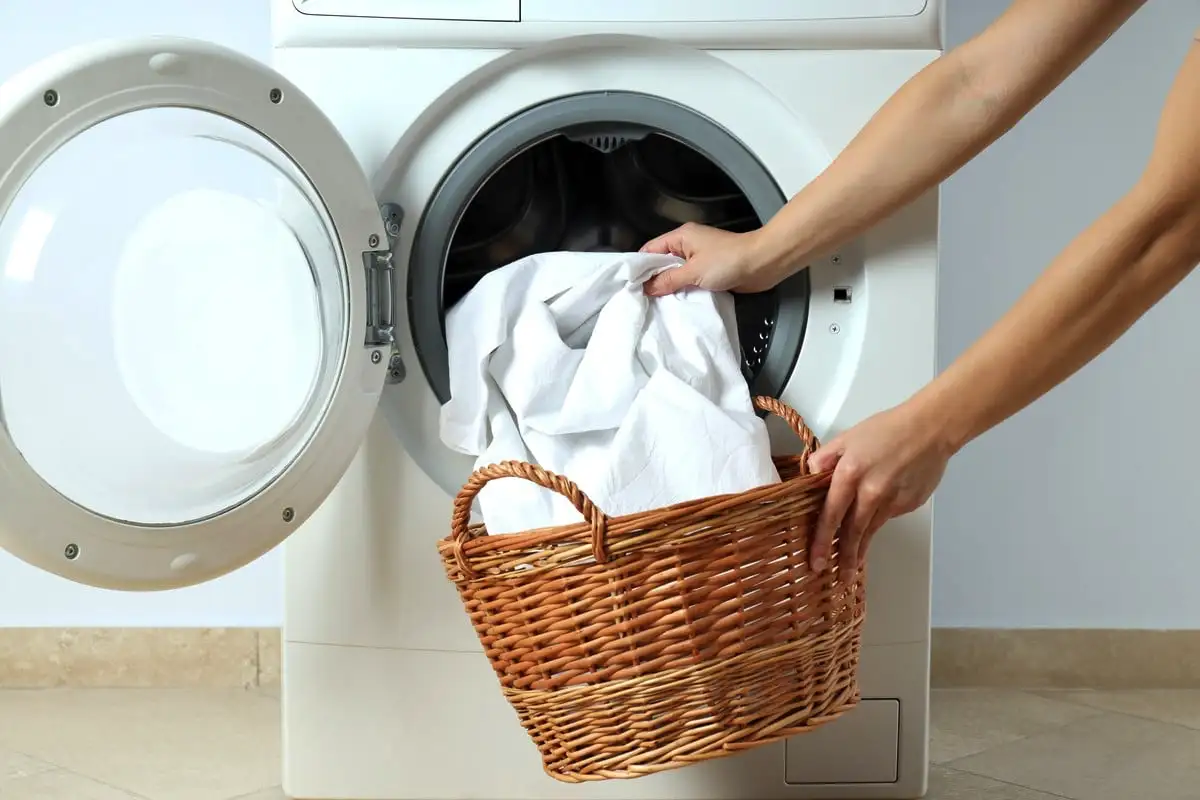 Kuinka kauan märkiä vaatteita voi pitää pesukoneessa pesun jälkeen?