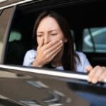 Kuinka vähentää matkapahoinvointia autossa ilman lääkkeitä: tutkijat antoivat yllättävän vastauksen