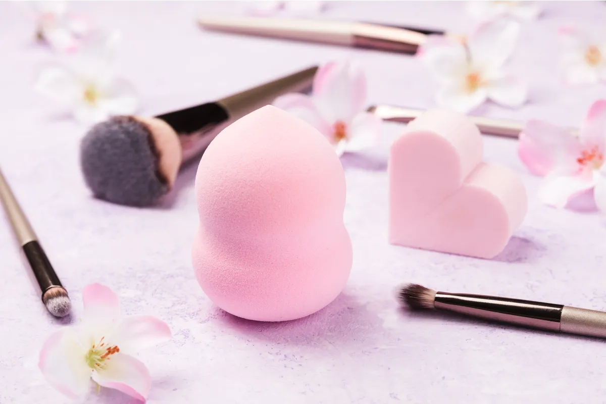 Kuinka usein meikkisieni pitää vaihtaa? Asiantuntijoiden neuvo pitää ihosi terveenä