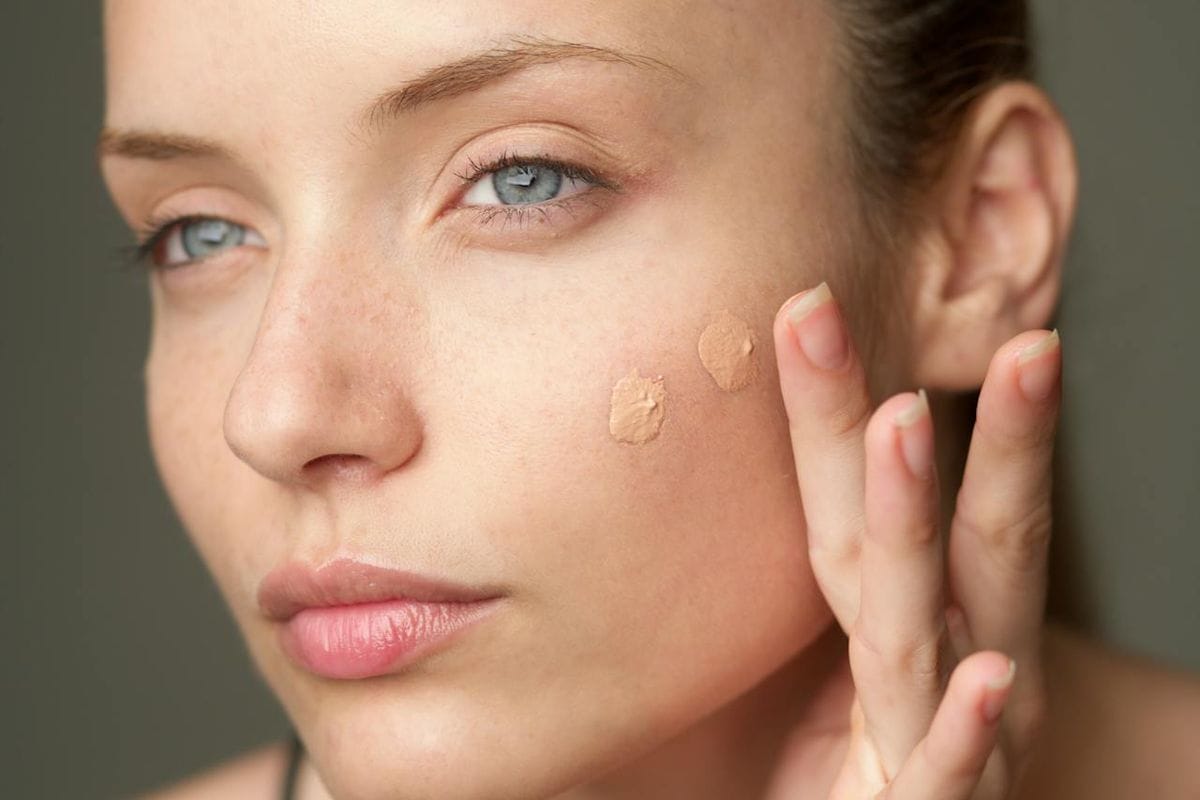 Näin valitset täydellisen meikkivoiteen vaalealle iholle – kauneusvinkit suomalaisittain