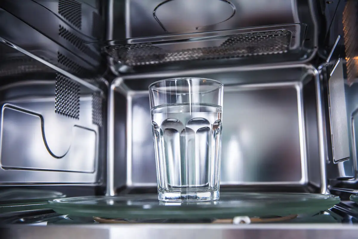 Mikrohullon vaarat: Miksi joidenkin nesteiden lämmittäminen on riskialtista