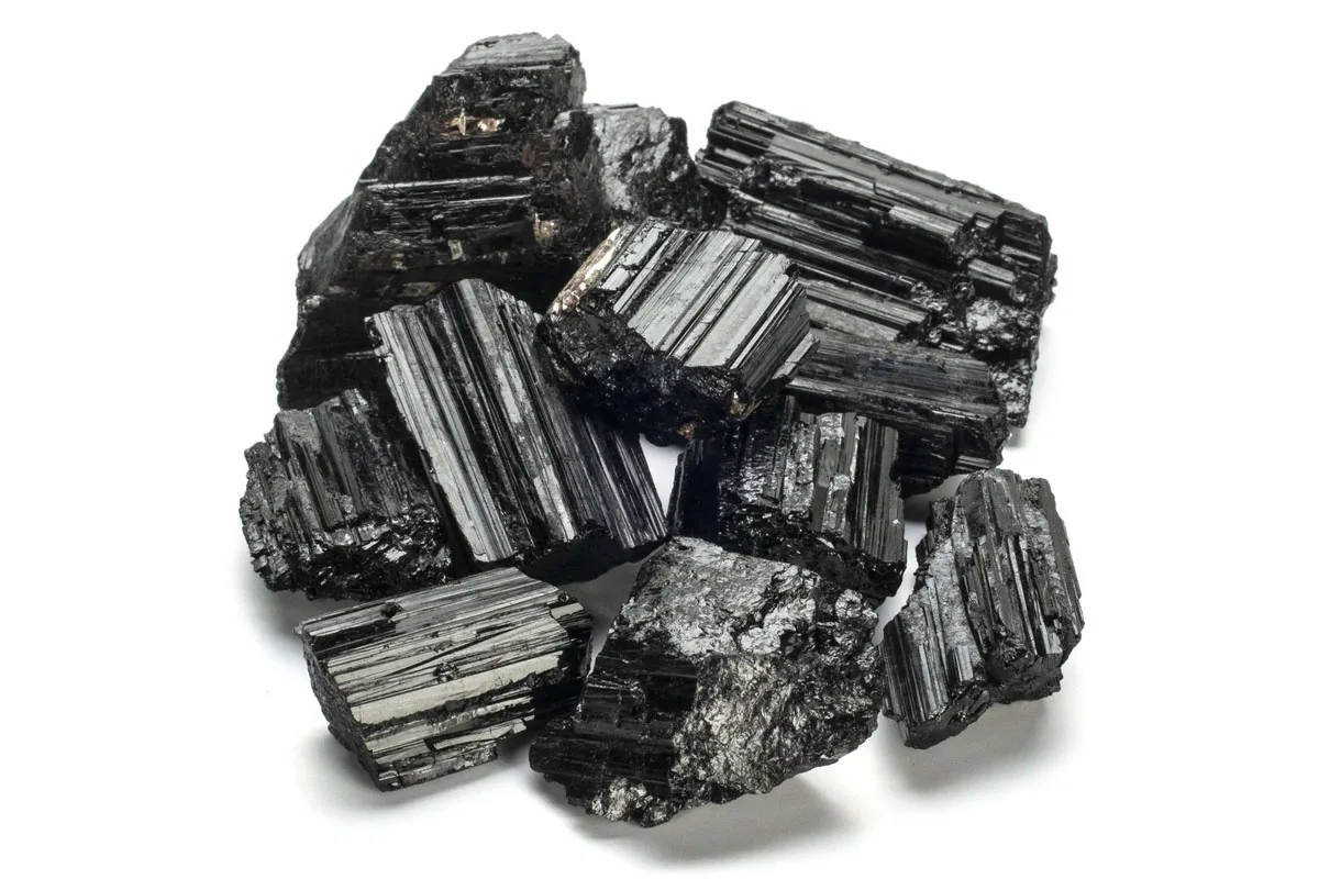 Musta turmaliini: Kivien kuningas negatiivisten energioiden karkottamiseen lokakuussa