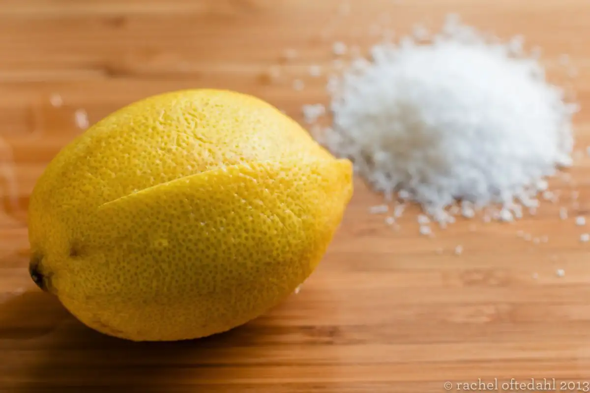 Poista öljytahrat vaatteista minuuteissa – mummojen salainen kikka ilman talkkia tai soodaa!