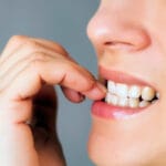 Miksi ihminen pureskelee kynsiään psykologian näkökulmasta?