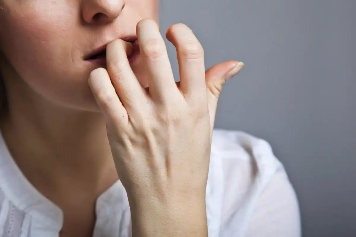 Miksi ihminen pureskelee kynsiään psykologian näkökulmasta?