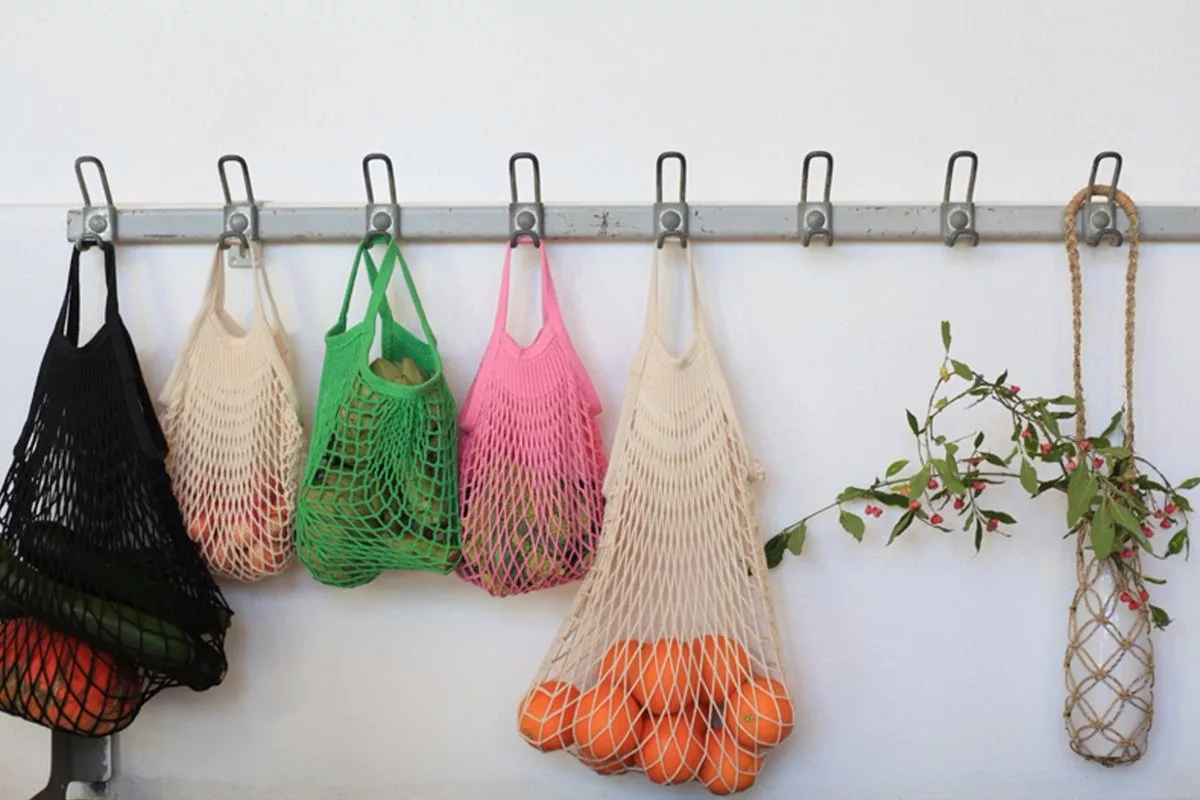 Verkko-kassit syrjäyttävät kankaiset: Supermarkettien uusi ekologinen trendi!