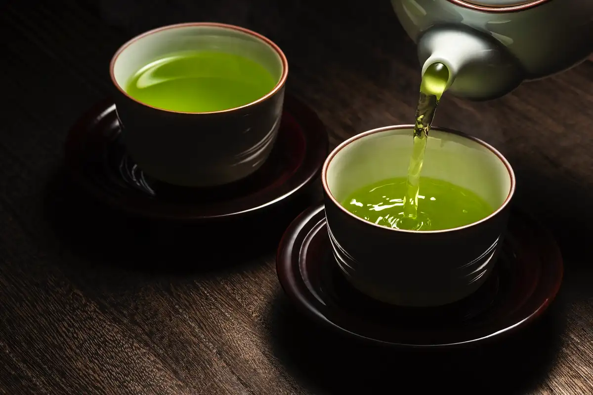 Vihreä vai punainen tee: Kumpi on parempi painonpudotukseen?