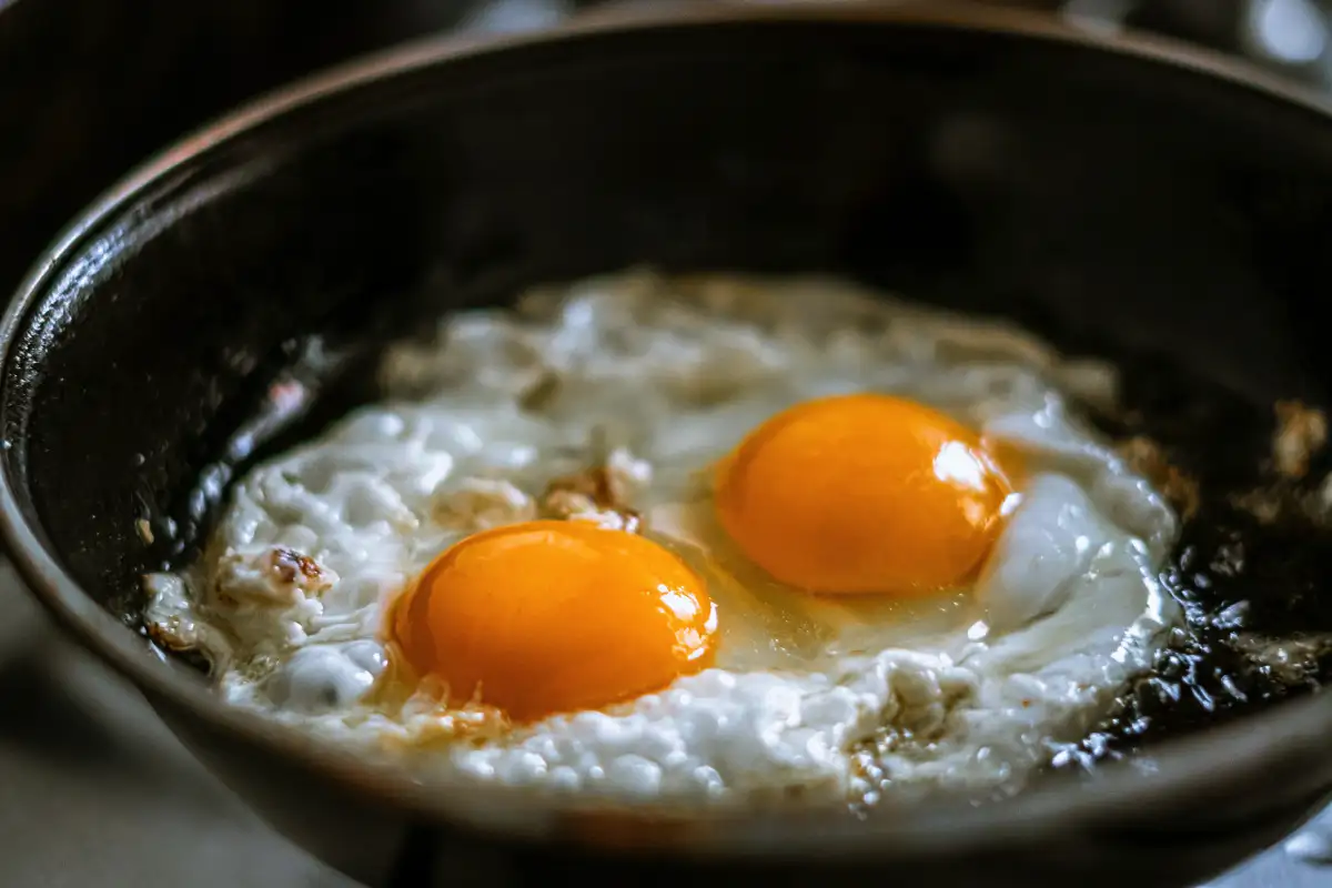 Täydellinen paistettu kananmuna ilman öljyä: Yksinkertainen kikka, joka muuttaa kaiken