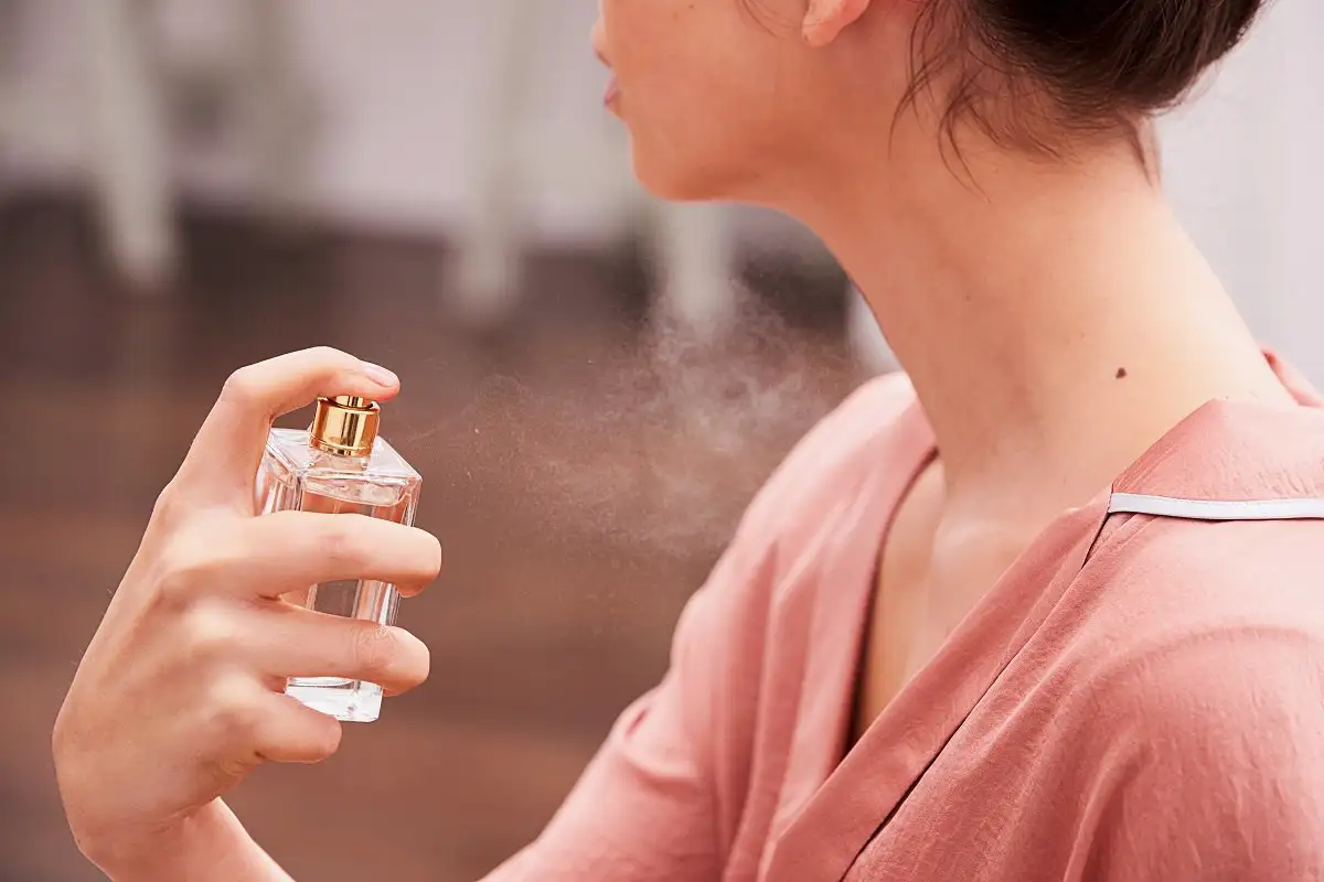 Parfyymit, jotka vanhentavat enemmän kuin rypyt: 6 tuoksua, joista kannattaa luopua