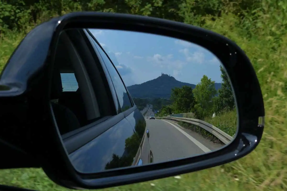 Suomalainen peilitemppu: Näin säädät peilit sokeiden kulmien hallintaan Helsingissä