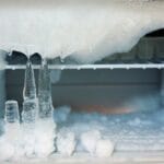 Kuinka poista jää pakastimesta kahdella yksinkertaisella materiaalilla?