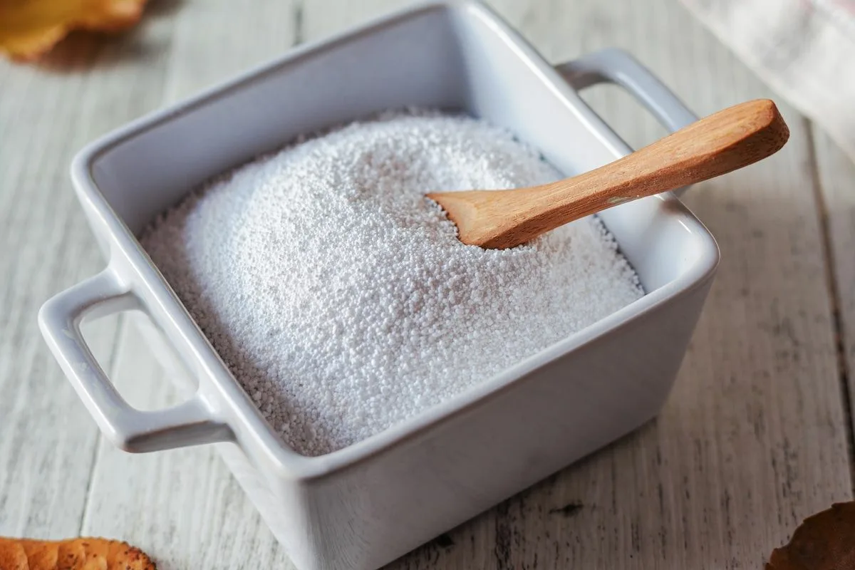 Kotitekoiset puhdistusvinkit vaikeiden tahrojen poistamiseen vaatteista