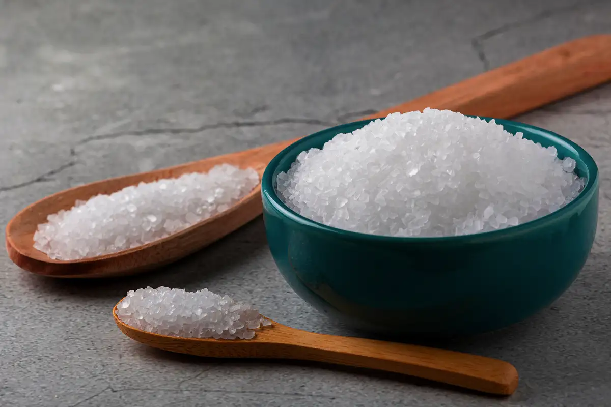 Poista vaatekaapin kosteus ja ummehtunut haju yhdellä yksinkertaisella keittiöaineella