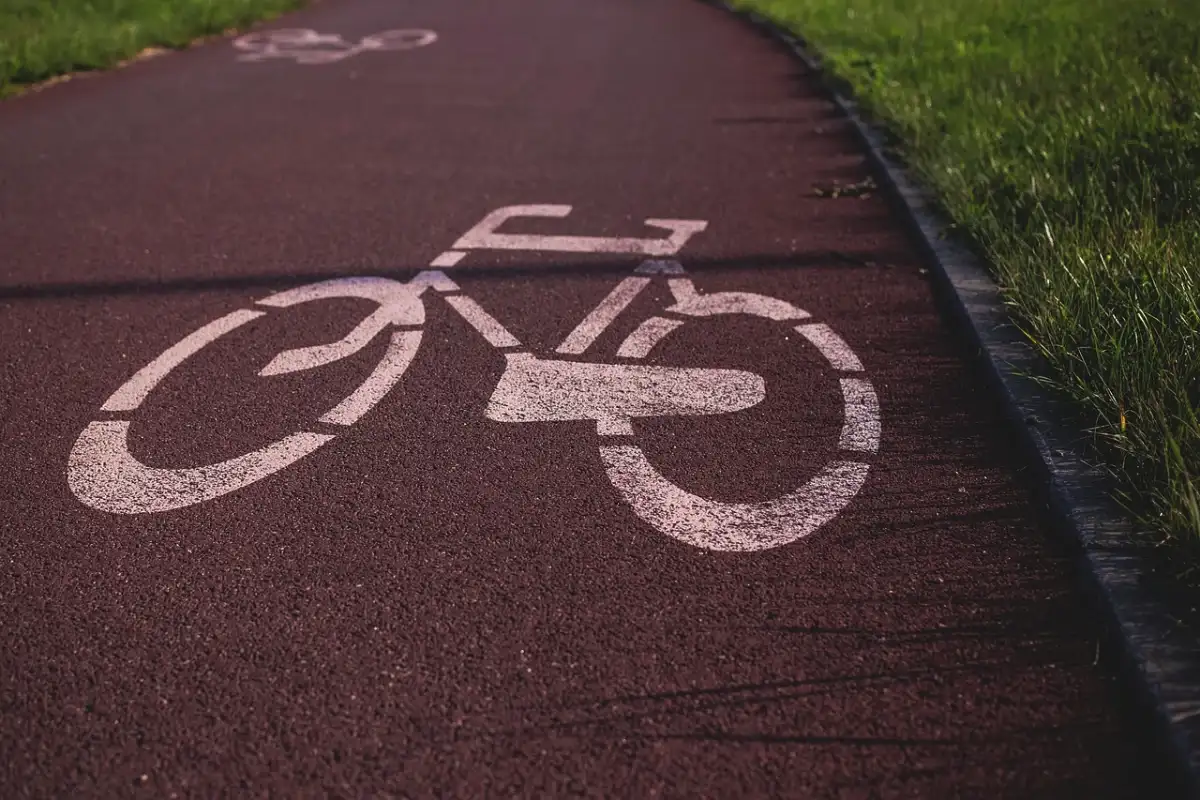 Pyörät vs. skootterit: Mitä ajoneuvoja pyöräteillä saa käyttää? Näin laki määrää
