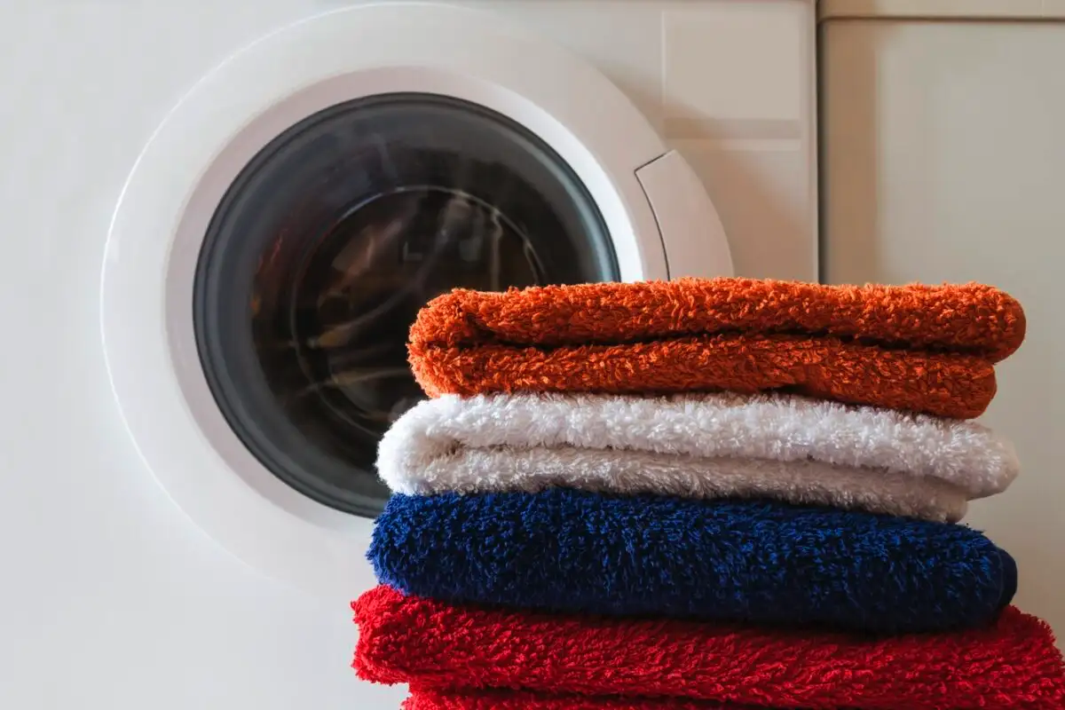 Pyyhkeiden pesun suurin virhe: Miksi et saa sekoittaa niitä vaatteisiin?