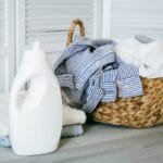 Älä heitä tyhjiä pyykinpesuainepulloja pois: Nerokas idea kylpyhuoneen pyyhkeiden ripustamiseen