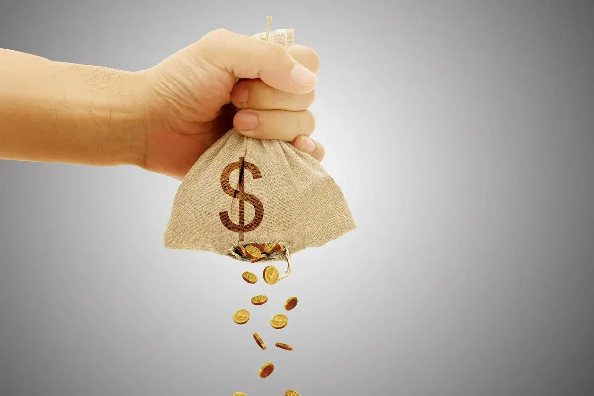 Kuinka vähentää rahahuolia: 5 käytännöllistä vinkkiä