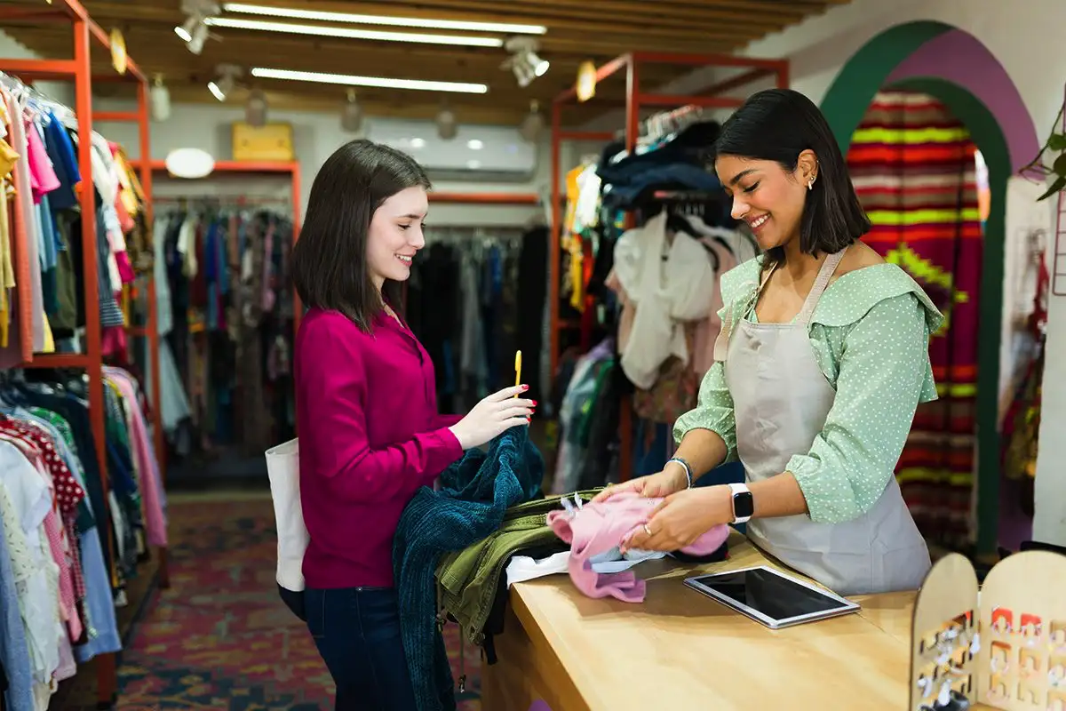 Miten suomalaiset säästävät rahaa ja elävät onnellisesti? 2 simppeliä elämänhakkia!