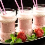 Rahka-Juoma: Kermainen suomalainen jogurttijuoma, joka on täynnä marjoja