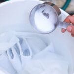 Kuinka poistaa saippuakuplien tahrat vaatteista – helpot ja luonnolliset keinot!