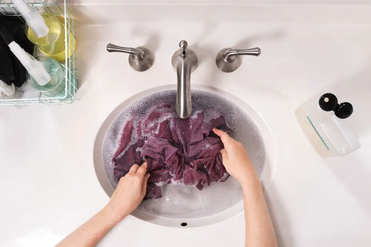 Kuinka poistaa saippuakuplien tahrat vaatteista – helpot ja luonnolliset keinot!