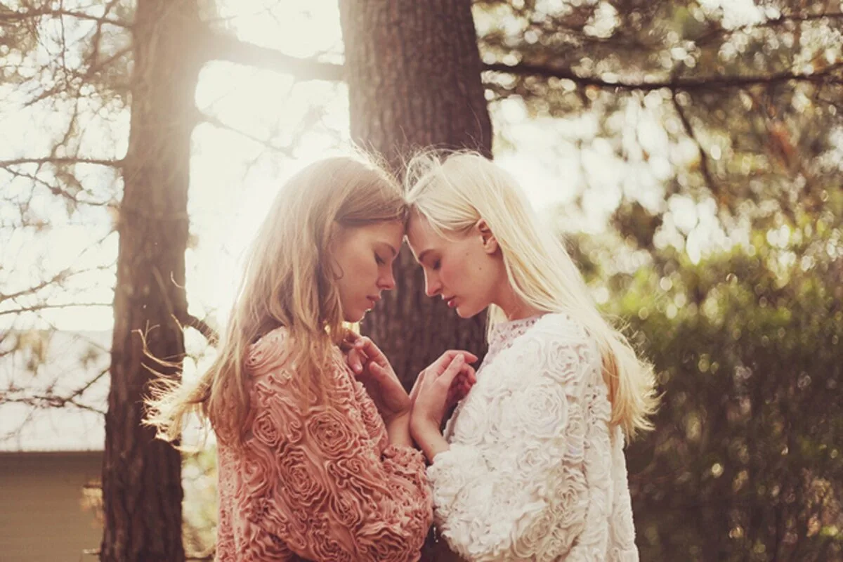 Kaksi uskontoa, yksi rakkaus: pariskunnan voitto unelmien häissä