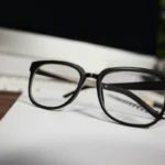 Näin korjaat silmälasien sangat ja pidät ne suorina!