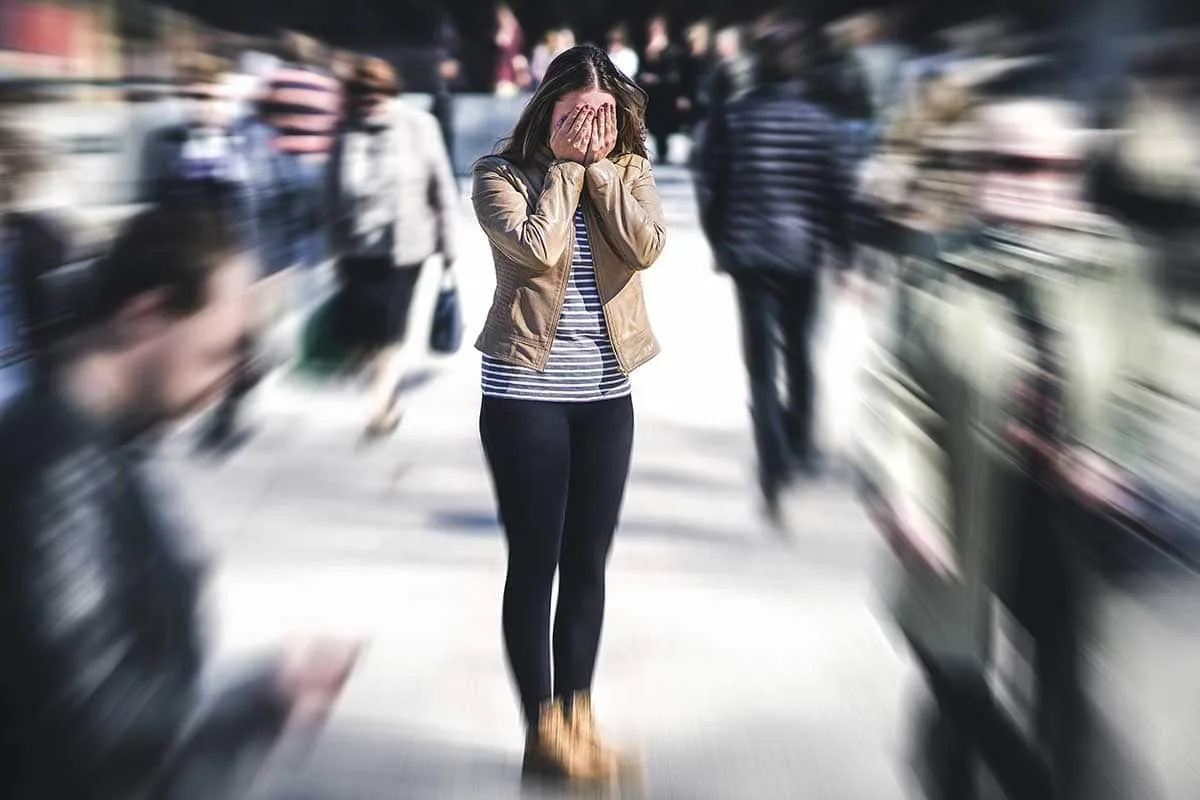 Sosiaalinen ahdistus Helsingissä: miksi suomalaiset välttävät väkijoukkoja ja miten voittaa se