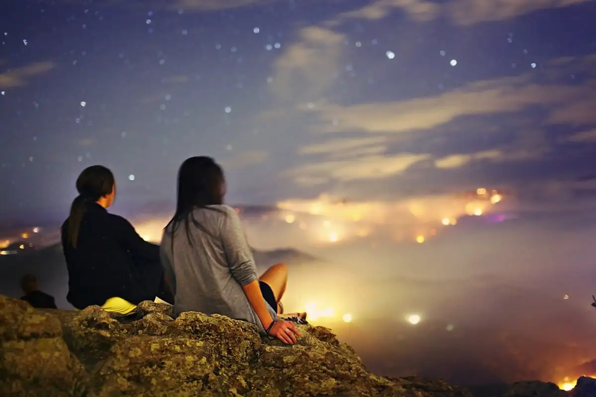 Suomalainen hiljaisuuden viisaus: Miksi vähemmän sanoja tuo enemmän merkitystä Helsingissä ja Tampereella