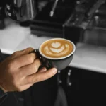 Miksi ulkomaalaiset eivät ymmärrä suomalaista kahvitaukoa: perinteen salaisuudet