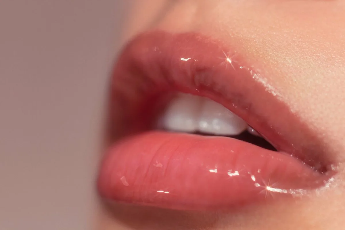 Nude huulet tehty oikein: suomalainen minimalismi marjavoiteella