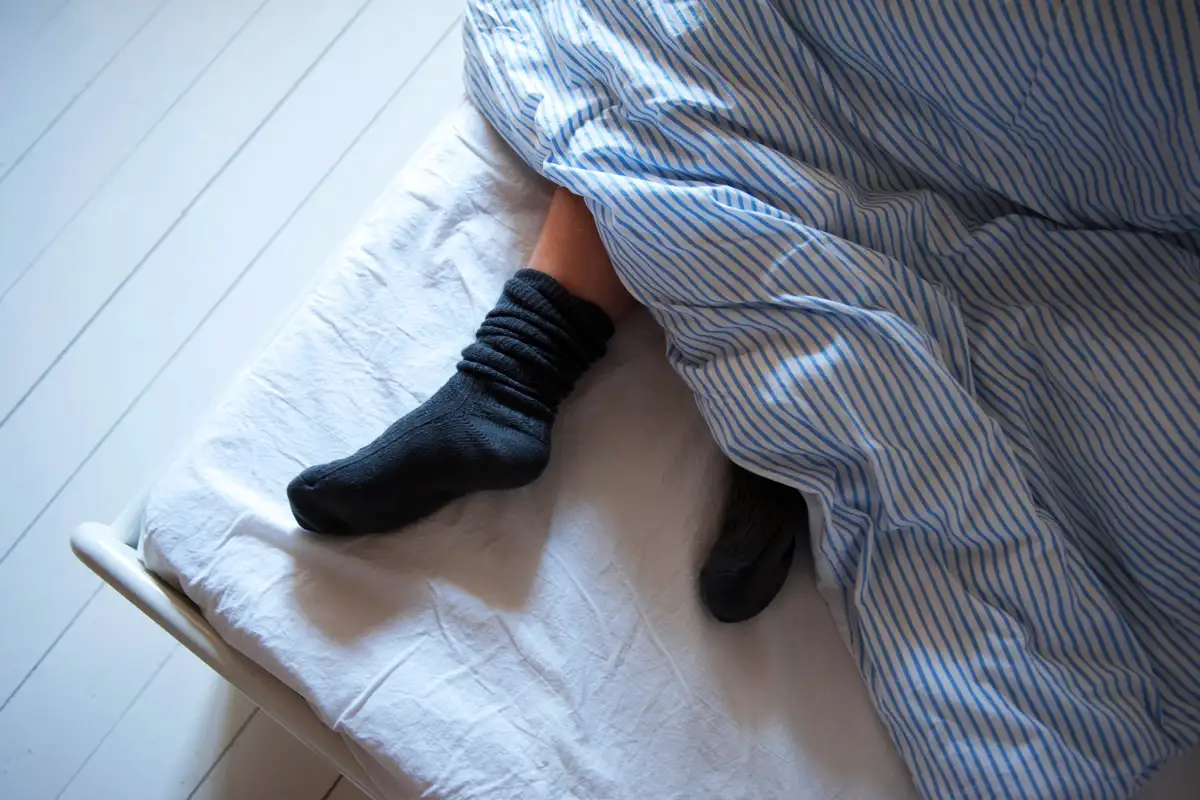 “Sukat jalassa nukkuminen”: Suomalainen hack parempaan uneen kylminä öinä