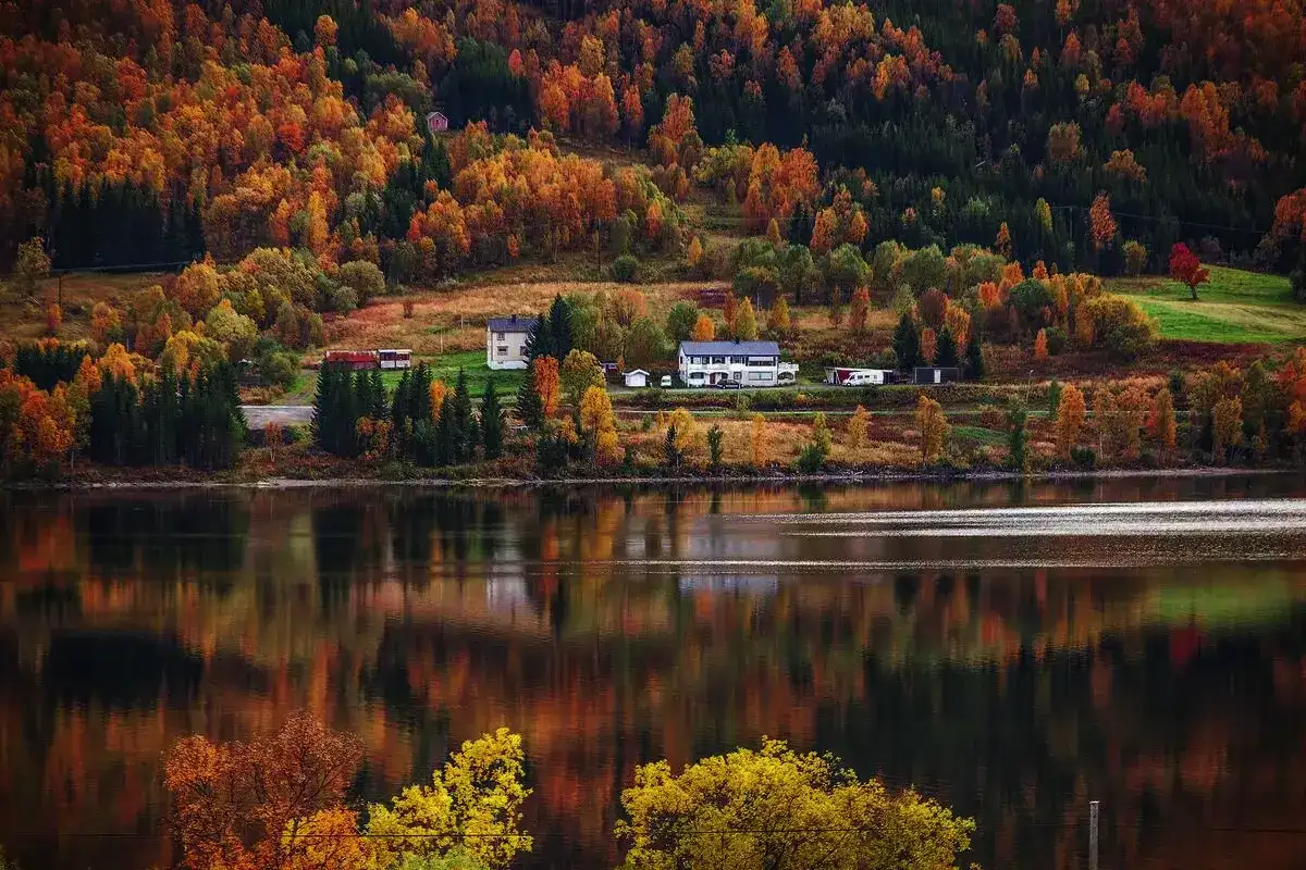 Miten suomalaiset elävät ilman rajoja? 5 Euroopan kohdetta syksyn värien ihailuun!