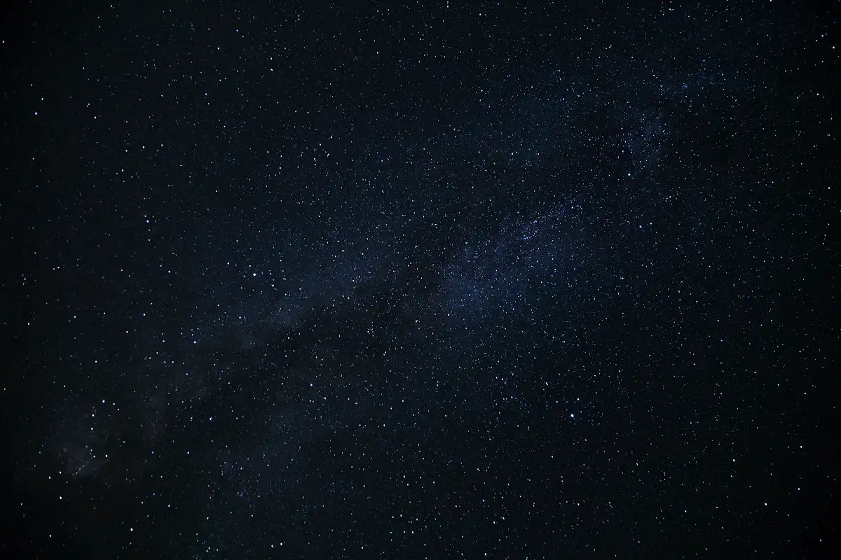 Tähdet loistavat kirkkaammin Lapissa: kirkkaan taivaan salaisuudet ja kosmiset ihmeet