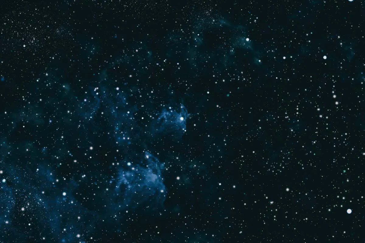 Tähdet loistavat kirkkaammin Lapissa: kirkkaan taivaan salaisuudet ja kosmiset ihmeet