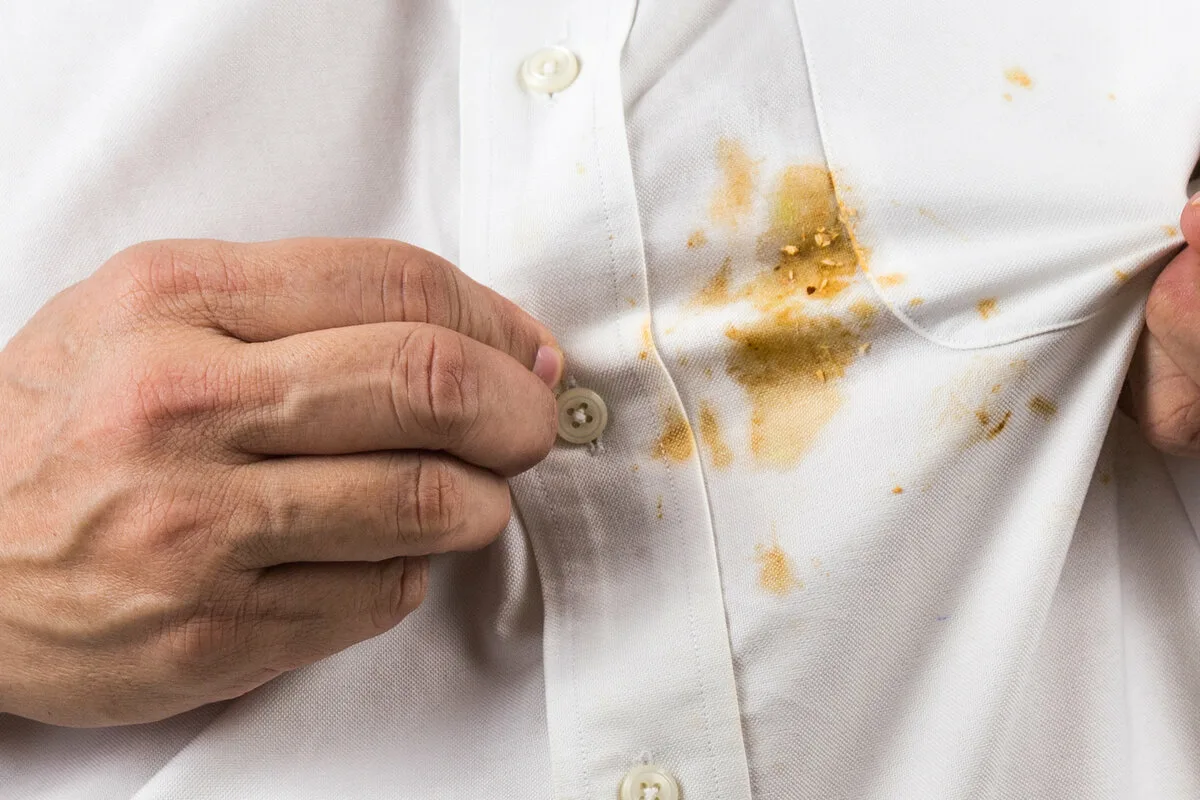 Älä pese näitä 5 tahratyyppiä kuumalla vedellä – pelasta vaatteesi oikeilla nikseillä